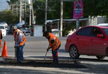 Bacheo no se detiene, reparan calles en sábado